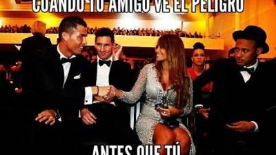 Un verdadero revuelo causó la imagen de Cristiano Ronaldo saludando a Antonella Roccuzzo, novia de Lionel Messi, durante la Gala del Balón de Oro 2015.