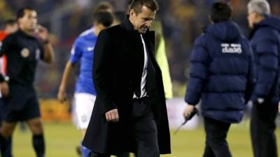 Dunga camino al vestuario al final del partido contra Colombia. Foto EFE
