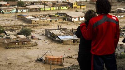 Lugareños observan los efectos de las lluvias. Foto: EFE