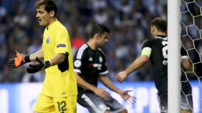 Casillas se lamenta tras el gol de los ingleses.