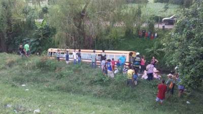 El bus cayó en una hondonada.