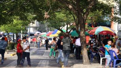Varios ciudadanos en el parque central de San Pedro Sula. Fotografía de Franklin Muñoz.