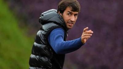 Raúl jugó durante 16 años en el Real Madrid, debutó con 17 años en el primer equipo ante el Real Zaragoza en el estadio de La Romareda.