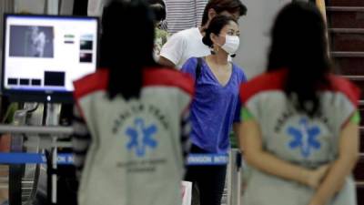 En Birmania, los aeropuertos registran la temperatura corporal de los pasajeros para evitar el contagio del ébola.