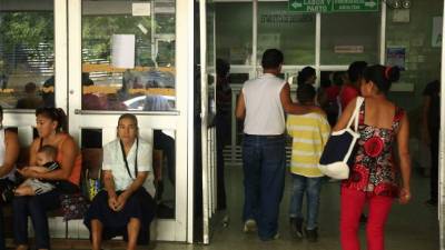 La entrada principal que conduce a emergencia de medicina pasa abierta.