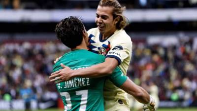 Francisco Córdova celebra el gol ganador con el portero Oscar Jiménez tras anotar en tanda de penales ante el Comunicaciones. Foto EFE