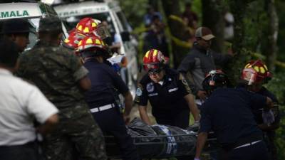 Equipos de rescate trabajan en el rescate de los cuerpos.