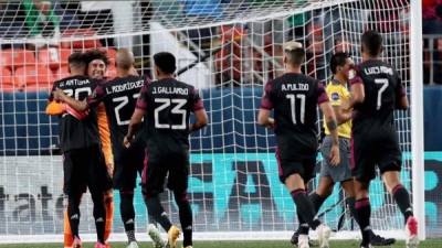 Guillermo Ochoa volvió a eliminar a Costa Rica en una tanda de penales al atajar en esta ocasión el cobro decisivo de Allan Cruz. Foto AFP.