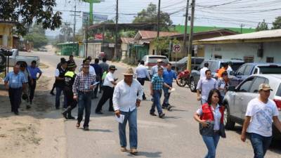 Representantes de empresas inspeccionan la calle de más de dos kilómetros al hospital. Fotos: Efraín Molina