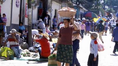Los ciudadanos del interior del país, aportan sus modismos que luego se fusionan con el modernismo de los ciudadanos, formando hondureñismos.