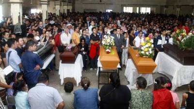 Los familiares encontraron en la fe fortaleza ante la pérdida de sus seres queridos.