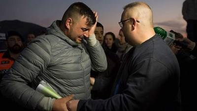 Los padres del menor han permanecido en el lugar sin descanso. Hace dos años también perdieron a otro hijo de tres años de edad.