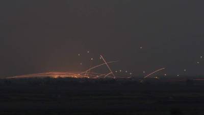 Fotografía muestra el trayecto de los cohetes lanzados durante los enfrentamientos entre el ejército sirio leal al presidente sirio Bashar Al-Assad y los rebeldes. EFE/Archivo