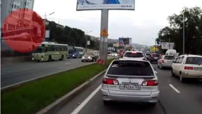 Un colectivo perdió el control, cayó al vacío para luego chocar contra una parada de buses en Vladivostok, Rusia. Foto YouTube