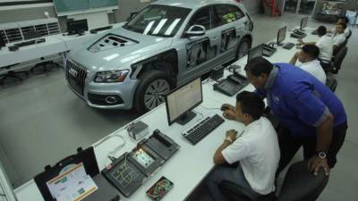 Los estudiantes de la carrera de Autotrónica en el Infop utilizan la mejor tecnología en la región.