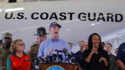 El gobernador de Florida Rick Scott (c) presenta una informer hoy, lunes 11 de septiembre de 2017, luego del paso del huracán Irma en la Estación de los Guardacostas de EE.UU. Opa Locka en Florida (EE.UU.). EFE