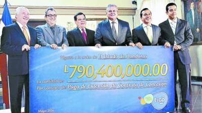 Ejecutivos de la empresa Tigo entregaron ayer al presidente Juan Orlando Hernández más de L 790 millones.