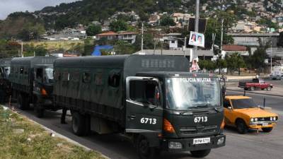 Honduran military police patrols the streets after the Honduran government declared a state of emergency and imposed a 10-day curfew in an attempt to stop violent demonstrations across the country triggered by claims of presidential election fraud, in Tegucigalpa, on December 2, 2017. Police said at least two officers and 12 civilians were injured, some by gunfire, after clashes in several parts of the country between riot police and opposition supporters. / AFP PHOTO / ORLANDO SIERRA