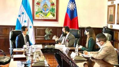 El embajador de Taiwán en Honduras, Diego Wen, junto al presidente del Congreso Nacional, Luis Redondo, y la diputada, Xiomara Zelaya.