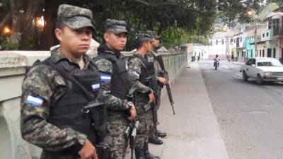 Policía Militar de Orden Público y Fuerza Nacional Antiextorsión en el marco de Fusina,realizan saturaciones en el barrio El Bosque, Buenos Aires, Picachito, El Edén y Las Canteras, entre otros. Foto cortesía de la PMOP.