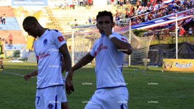 Alejandro Reyes celebró su gol ante Vida besando el escudo del Olimpia. Foto Samuel Zelaya