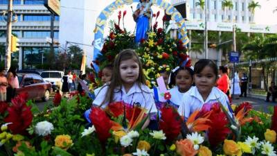 La Virgen María Auxiliadora recorrió en una carroza las principales calles del centro de San Pedro Sula.
