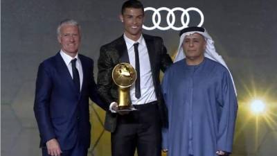Cristiano Ronaldo recibió el premio al mejor jugador del año.
