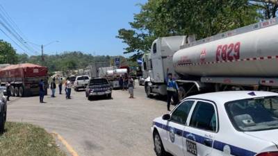 Los retrasos en la entrega de combustible ha hecho que este escasee en algunos lugares, pero los distribuidores confían en solucionar el problema ante que este escale a nivel de crisis.