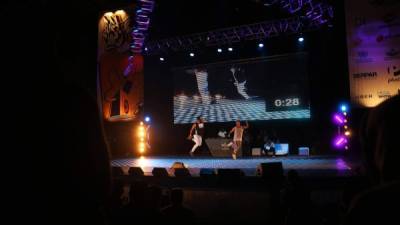 Una pareja de exponentes del brakdance fue registrada este viernes durante su presentación en la inauguración de la VI Edición del Festival de Culturas Urbanas 'Pura Calle' 2017, en el Parque de la Exposición de la ciudad de Lima (Perú). EFE
