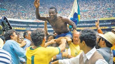 Pelé, en la foto celebrando la obtención del Mundial de México 1970, no ha tenido el mismo éxito en los negocios que en el fútbol.