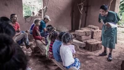 El profesor Aurelio Martínez impartiendo las clases a los pequeños del kinder Edith Maricela Figueroa. La pasión con la que enseña el docente tolupán genera que sus pupilos y los padres presentes queden casi hipnotizados prestándole atención. Fotos: Yoseph Amaya