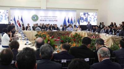 Los mandatarios del Sistema de Integración de Centroamérica iniciaron el viernes la cumbre del organismo en San Salvador.