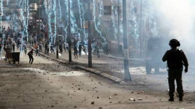 El ejercito israelí lanza gases lacrimógenos a palestinos que han protagonizado las protestas. Fotos: EFE y AFP