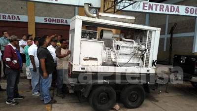 Esta es la planta industrial eléctrica con la que han dando energía al estadio Juan Ramón Brevé Vargas. Foto Ronald Aceituno
