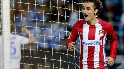 GRA449. MÁLAGA, 01/04/2017.- El delantero francés del Atlético de Madrid, Antoine Griezmann, celebra el segundo gol del equipo rojiblanco, durante el encuentro correspondiente a la jornada 29 de primera división, que disputan esta noche frente al Málaga CF en el estadio de La Rosaleda de Málaga. EFE/Jorge Zapata.