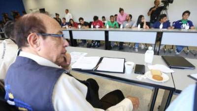 El diálogo comenzó este miércoles después de la 1:00 pm y busca ponerle fin a la crisis. En imagen el titular del Conadeh, Roberto Herrera Cáceres, observador.