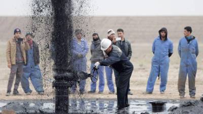 Operadores de una empresa petrolera en Ecuador, país miembro de la Opep.