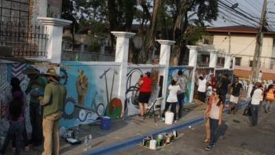 Artistas sampedranos mientras plasmaban sus obras en los muros de la Casa de la Cultura. Fotos: José Cantarero