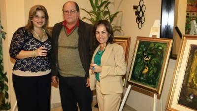 Patricia y Gabriela Discua con Antonio Vinciguerra.