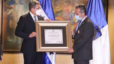 El presidente de Honduras, Juan Orlando Hernández, entrega la Orden “Francisco Morazán” a Eduardo Almeida.