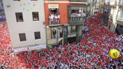 Desde el balcón de la ayuntamiento se dio comienzo a nueve días de fiesta con el grito de '¡Viva San Fermín!' AFP