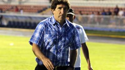 Héctor Vargas abandonando el estadio Nacional al final del partido.