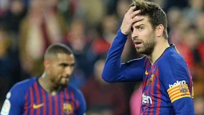 Sevilla's French defender Jules Kounde (front R) celebrates after scoring a goal during the Spanish Copa del Rey (King's Cup) semi-final first leg football match between Sevilla and Barcelona at the Ramon Sanchez Pizjuan stadium in Seville on February 10, 2021. (Photo by CRISTINA QUICLER / AFP)