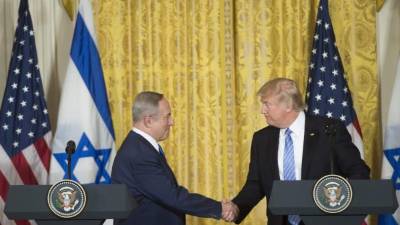 US President Donald Trump (R) and Israeli Prime Minister Benjamin Netanyahu hold a joint press conference in the East Room of the White House in Washington, DC, February 15, 2017. / AFP PHOTO / SAUL LOEB