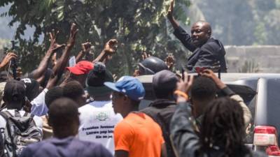 El líder del partido 'Pitit Desalin', Moise Jean Charles, abandona el funeral del presidente asesinado Jovenel Moïse el 23 de julio de 2021 en Cap-Haitien, Haití. Haití se despidió de su presidente asesinado bajo estrictas medidas de seguridad, poco más de dos semanas después de que su asesinato sacudiera a un país sumido en la pobreza, la corrupción y la inestabilidad política. (Foto de Valerie Baeriswyl / AFP)