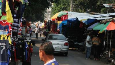 Los vendedores se han adueñado de las calles y aceras del centro, por lo que urge un reordenamiento para mejorar la vialidad.