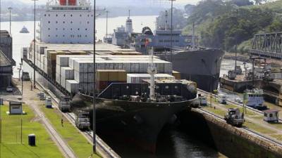 El consorcio a cargo de la ampliación del Canal de Panamá y la administración de la vía se mantienen hoy atrincherados en sus posiciones y en medio de un duro intercambio de declaraciones, mientras pende sobre las obras un anuncio de paralización que se hará efectivo en once días.