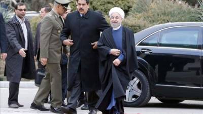 El presidente iraní, Hassan Rowhani da la bienvenida a su homólogo venezolano, Nicolás Maduro, hoy en el palacio presidencial en Teherán, Irán. EFE