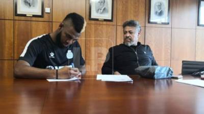 Momento en que Jorge Benguché firmaba con el Boavista de Portugal.