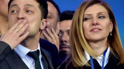 Volodymyr Zelensky y su esposa Olena durante un debate electoral presidencial con el actual presidente ucraniano, Petro Poroshenko. AFP